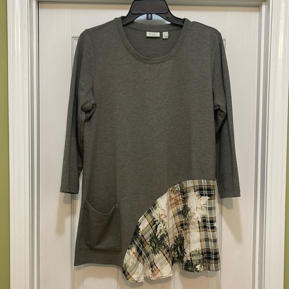 LOGO by Lori Goldstein Tops - Logo Lounge - green plaid floral tunic top - pocket - stretchy- soft - size M